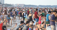 Vũng Tàu đông như nêm, nhiều du khách bị sứa tấn công