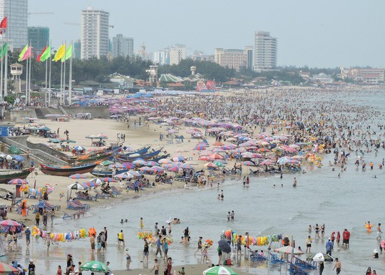 Vũng Tàu đông như nêm, nhiều du khách bị sứa tấn công - Ảnh 1. Vũng Tàu đông như nêm, nhiều du khách bị sứa tấn công - Ảnh 1.