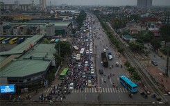 Người dân đội mưa trở lại thành phố, giao thông ùn tắc kéo dài
