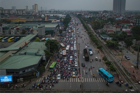 Người dân đội mưa trở lại thành phố, giao thông ùn tắc kéo dài - Ảnh 1. Người dân đội mưa trở lại thành phố, giao thông ùn tắc kéo dài - Ảnh 1.