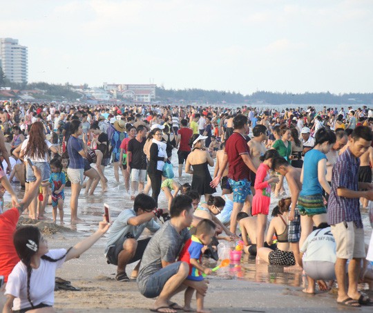Vũng Tàu đông như nêm, nhiều du khách bị sứa tấn công - Ảnh 2. Vũng Tàu đông như nêm, nhiều du khách bị sứa tấn công - Ảnh 2.