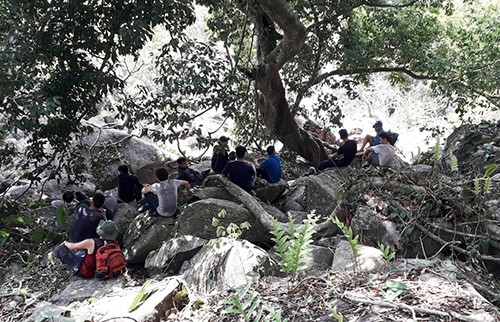 10 thanh niên bị đàn ong đốt khi leo núi Bà Đen - Ảnh 2. 10 thanh niên bị đàn ong đốt khi leo núi Bà Đen - Ảnh 2.