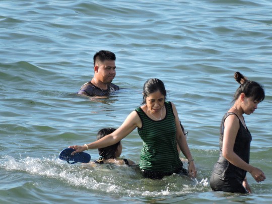 Vũng Tàu đông như nêm, nhiều du khách bị sứa tấn công - Ảnh 3. Vũng Tàu đông như nêm, nhiều du khách bị sứa tấn công - Ảnh 3.