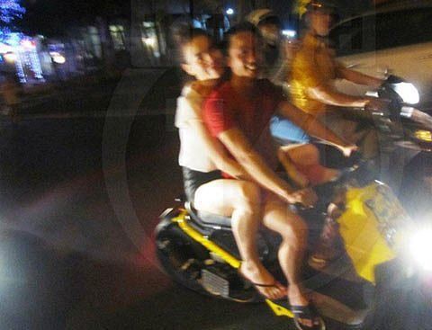 Hồ Ngọc Hà tái phạm lỗi không đội mũ bảo hiểm khi đi xe máy cùng Kim Lý - Ảnh 3.