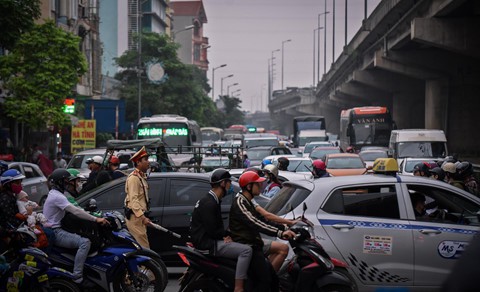 Người dân đội mưa trở lại thành phố, giao thông ùn tắc kéo dài - Ảnh 3.