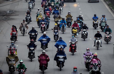 Người dân đội mưa trở lại thành phố, giao thông ùn tắc kéo dài - Ảnh 6.
