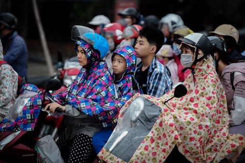 Người dân đội mưa trở lại thành phố, giao thông ùn tắc kéo dài - Ảnh 7.