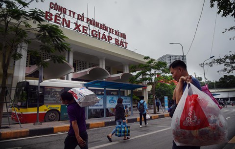Người dân đội mưa trở lại thành phố, giao thông ùn tắc kéo dài - Ảnh 9.