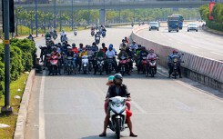 Người Sài Gòn làm gì để tự cứu mình trong những ngày nóng 'cực điểm', điện bị cắt luân phiên?