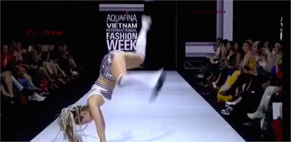 Minh Hằng và những phần biểu diễn thời trang gây tranh cãi - Ảnh 1. Minh Hằng và những phần biểu diễn thời trang gây tranh cãi - Ảnh 1.