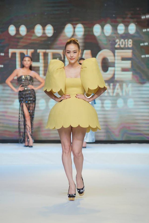 Minh Hằng và những phần biểu diễn thời trang gây tranh cãi - Ảnh 3. Minh Hằng và những phần biểu diễn thời trang gây tranh cãi - Ảnh 3.