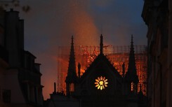 Cận cảnh hiện trường vụ cháy Nhà thờ Đức Bà ở Paris khiến tháp chuông đổ gục