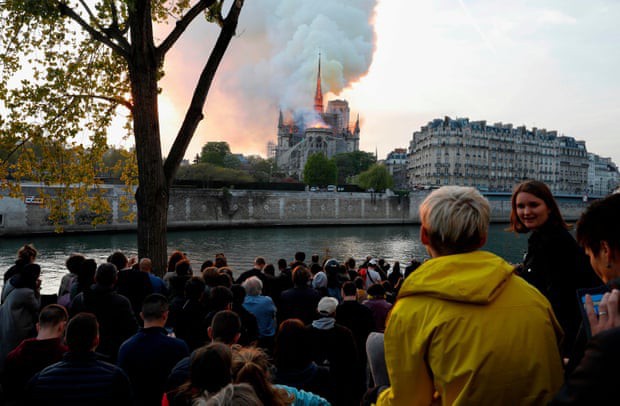 Cháy Nhà thờ Đức Bà Paris: Người dân đau đớn nhìn tháp chuông sụp đổ - Ảnh 9. Cháy Nhà thờ Đức Bà Paris: Người dân đau đớn nhìn tháp chuông sụp đổ - Ảnh 9.