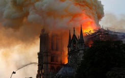 Dân mạng Việt Nam chia sẻ nỗi buồn với người dân Paris bằng hashtag #PrayforParis sau vụ cháy Nhà thờ Đức Bà