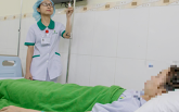 Hàng loạt khách du lịch Lào nhập viện Đà Nẵng nghi bị ngộ độc do ăn uống