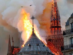 Cháy Nhà thờ Đức Bà Paris: Người dân đau đớn nhìn tháp chuông sụp đổ