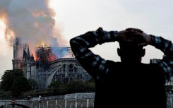 Vụ cháy tại Nhà thờ Đức bà ở Paris: Người dân cầu nguyện trước công trình biểu tượng của Thành phố