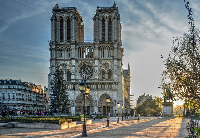 Câu chuyện kì bí về những bóng ma tại Nhà thờ Đức Bà Paris - Ảnh 1. Câu chuyện kì bí về những bóng ma tại Nhà thờ Đức Bà Paris - Ảnh 1.