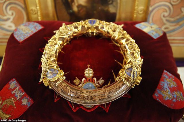 Những cổ vật đang được lưu giữ tại Nhà thờ Đức Bà Paris - Ảnh 5. Những cổ vật đang được lưu giữ tại Nhà thờ Đức Bà Paris - Ảnh 5.