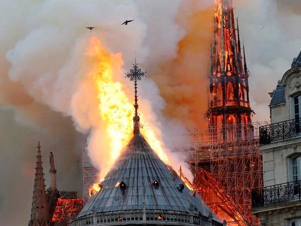 Cháy Nhà thờ Đức Bà Paris: Người dân đau đớn nhìn tháp chuông sụp đổ - Ảnh 1. Cháy Nhà thờ Đức Bà Paris: Người dân đau đớn nhìn tháp chuông sụp đổ - Ảnh 1.