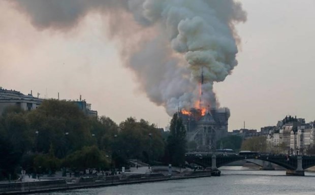 Cháy Nhà thờ Đức Bà Paris: Người dân đau đớn nhìn tháp chuông sụp đổ - Ảnh 4. Cháy Nhà thờ Đức Bà Paris: Người dân đau đớn nhìn tháp chuông sụp đổ - Ảnh 4.