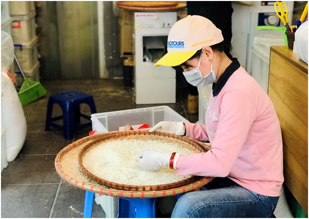 Lạ Hà Nội: Đến giờ nấu cơm mới đi xay lúa, gạo chỉ để được 1 tuần - Ảnh 2.