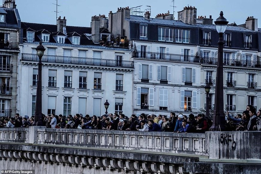 Vụ cháy tại Nhà thờ Đức bà ở Paris: Người dân cầu nguyện trước công trình biểu tượng của Thành phố - Ảnh 12. Vụ cháy tại Nhà thờ Đức bà ở Paris: Người dân cầu nguyện trước công trình biểu tượng của Thành phố - Ảnh 12.