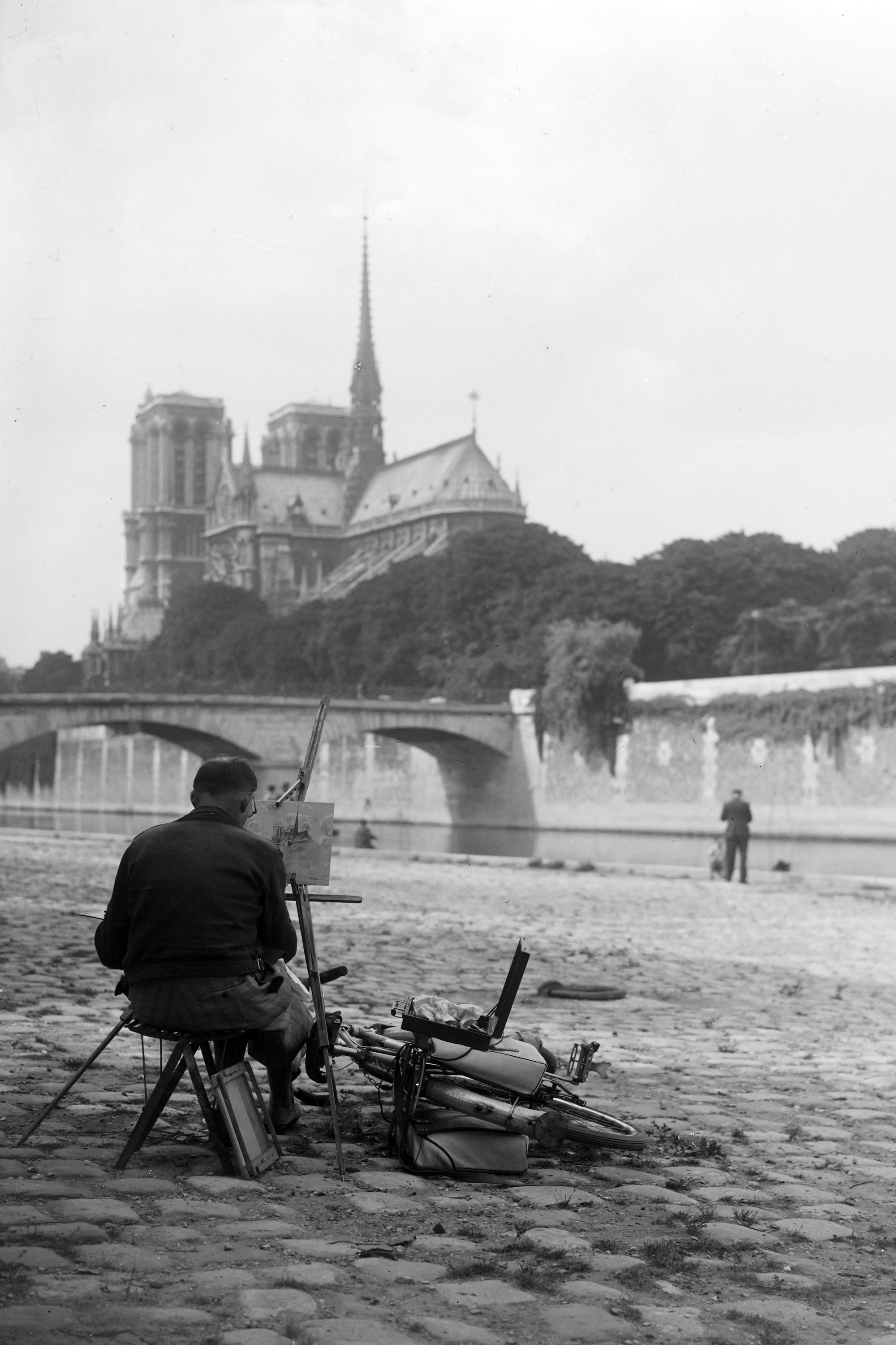 Vụ cháy tại Nhà thờ Đức bà ở Paris: Người dân cầu nguyện trước công trình biểu tượng của Thành phố - Ảnh 9. Vụ cháy tại Nhà thờ Đức bà ở Paris: Người dân cầu nguyện trước công trình biểu tượng của Thành phố - Ảnh 9.