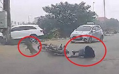 Video: Bất ngờ bị chó đuổi, người đàn ông đi xe máy té ngã giữa đường