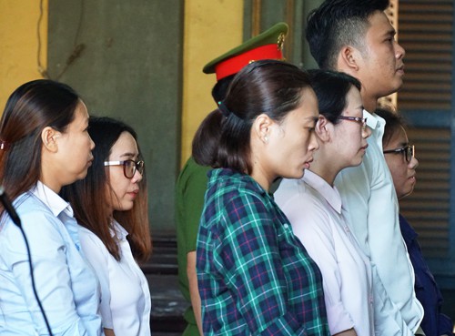 Eximbank vắng mặt, tòa hoãn xử vụ bốc hơi 264 tỉ đồng tiết kiệm của nữ đại gia - Ảnh 2. Eximbank vắng mặt, tòa hoãn xử vụ bốc hơi 264 tỉ đồng tiết kiệm của nữ đại gia - Ảnh 2.