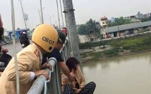 Thanh Hóa: Người đàn ông ôm con nhỏ bất lực nhìn vợ nhảy cầu tự tử