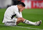 Lần đầu tiên bị loại ở Tứ kết Cúp C1, Ronaldo ôm mặt khóc nức nở