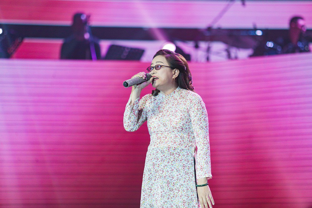 Giọng ca bolero khiếm thị khiến Đình Văn, Giao Linh rưng rưng nước mắt trên sân khấu - Ảnh 1. Giọng ca bolero khiếm thị khiến Đình Văn, Giao Linh rưng rưng nước mắt trên sân khấu - Ảnh 1.