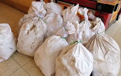 Bắt giữ 4 người trong vụ phát hiện hàng chục bao tải nghi chứa ma túy đá vứt cạnh ruộng muối