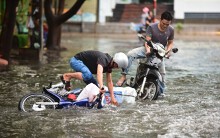 Người Sài Gòn ngã nhào trong mưa ngập đầu mùa