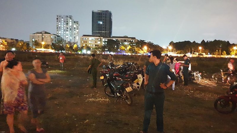 Đôi nam nữ nghi tự thiêu tại bãi đất trống ở Sài Gòn bị bỏng nặng - Ảnh 1. Đôi nam nữ nghi tự thiêu tại bãi đất trống ở Sài Gòn bị bỏng nặng - Ảnh 1.