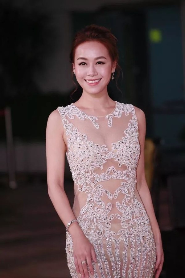 Á hậu bị hủy công việc, tài tử Hong Kong khóc nức nở xin vợ tha thứ sau scandal ngoại tình - Ảnh 3. Á hậu bị hủy công việc, tài tử Hong Kong khóc nức nở xin vợ tha thứ sau scandal ngoại tình - Ảnh 3.