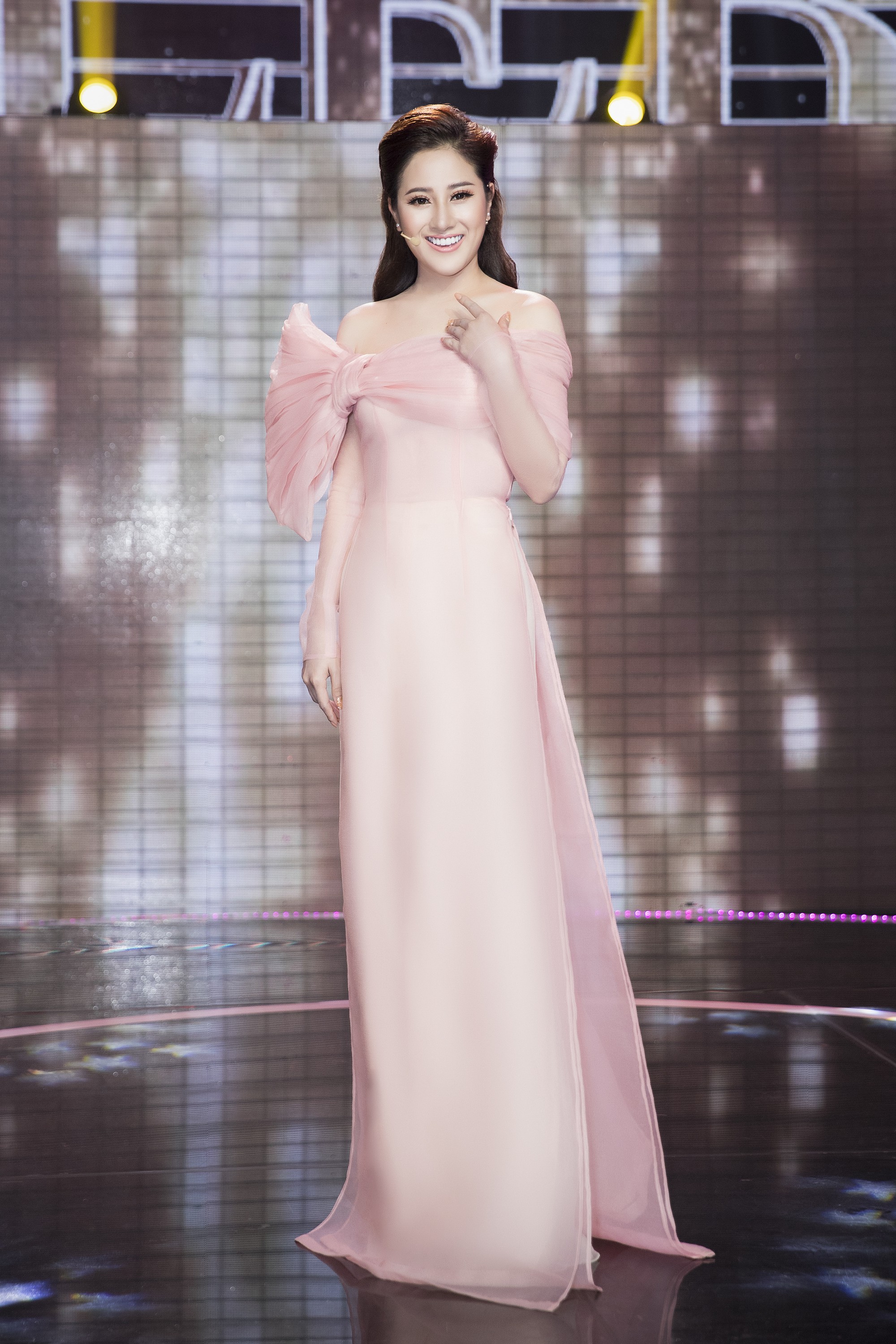 Ca sĩ bolero Tố My: Tôi chỉ cần 3 giây để xuất khẩu thành nhạc trên ghế nóng - Ảnh 4. Ca sĩ bolero Tố My: Tôi chỉ cần 3 giây để xuất khẩu thành nhạc trên ghế nóng - Ảnh 4.