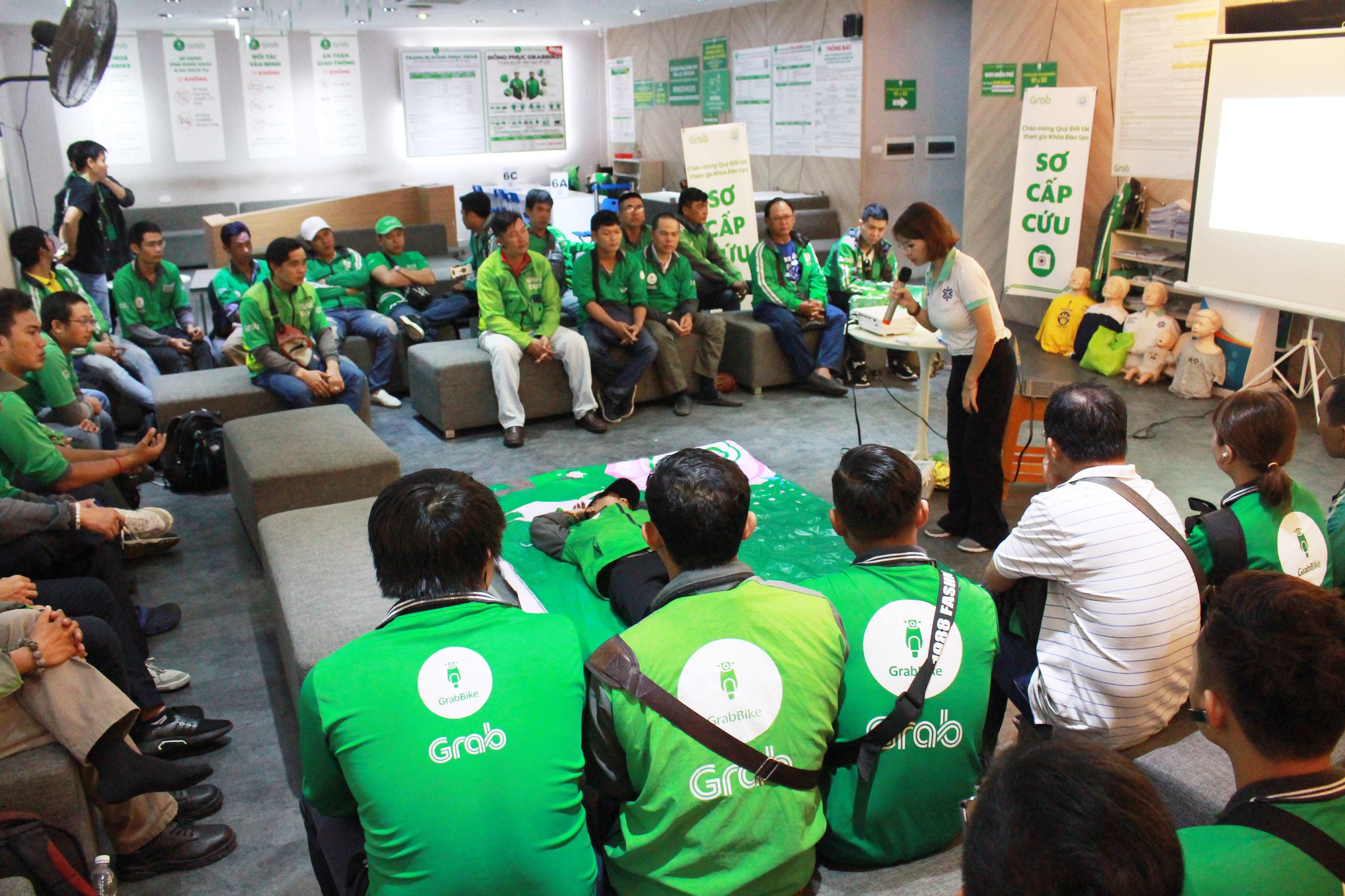 Tài xế Grab: Không tiếc nửa ngày học sơ cấp cứu, tôi được nhiều hơn số tiền kiếm được từ chạy xe - Ảnh 1. Tài xế Grab: Không tiếc nửa ngày học sơ cấp cứu, tôi được nhiều hơn số tiền kiếm được từ chạy xe - Ảnh 1.
