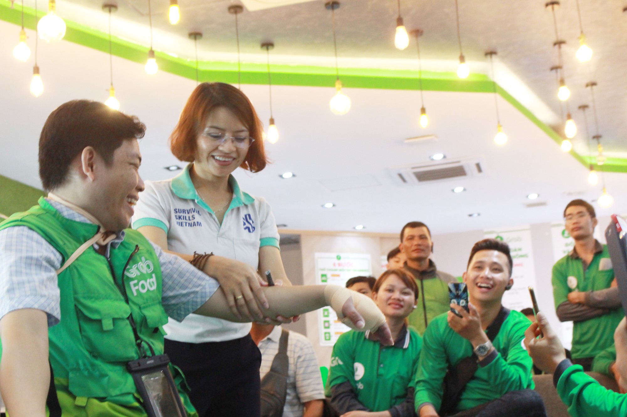 Di chuyển hàng ngày trên đường, tài xế Grab có cần kĩ năng sơ cấp cứu? - Ảnh 2. Di chuyển hàng ngày trên đường, tài xế Grab có cần kĩ năng sơ cấp cứu? - Ảnh 2.