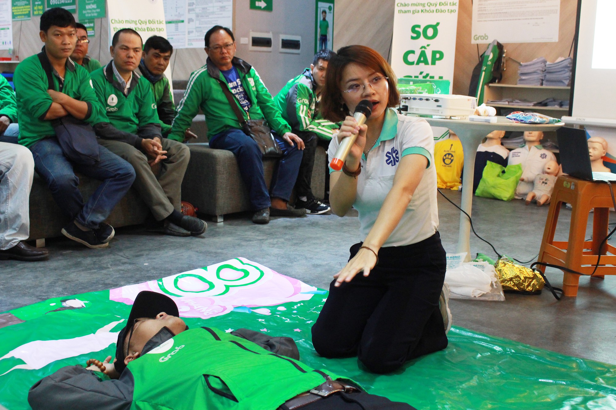 Tài xế Grab: Không tiếc nửa ngày học sơ cấp cứu, tôi được nhiều hơn số tiền kiếm được từ chạy xe - Ảnh 2. Tài xế Grab: Không tiếc nửa ngày học sơ cấp cứu, tôi được nhiều hơn số tiền kiếm được từ chạy xe - Ảnh 2.