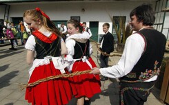 Kì lạ chưa, có đất nước ăn mừng lễ Phục sinh bằng cách 'đánh' phụ nữ