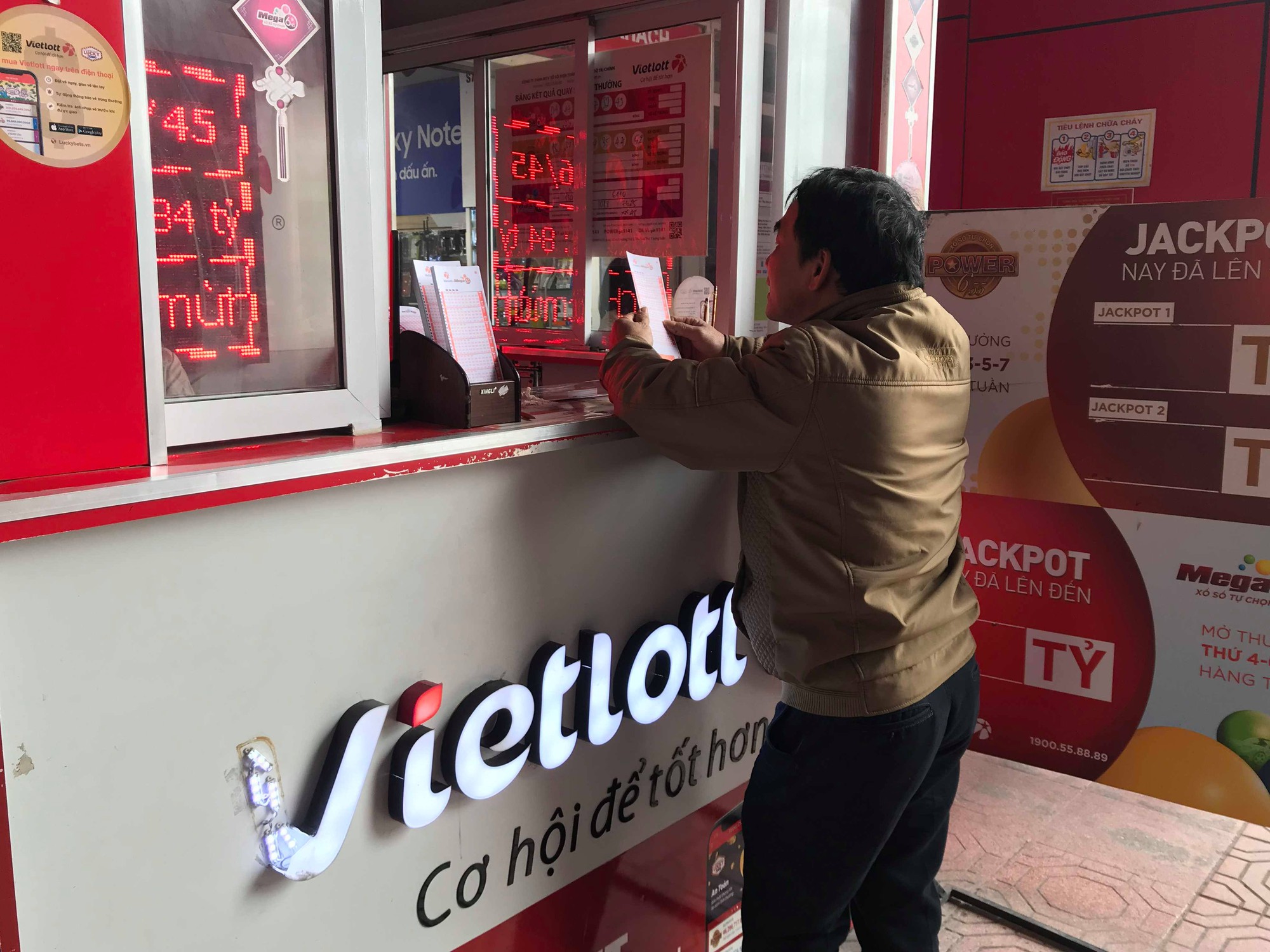Kết quả xổ số (KQXS) Vietlott Mega 6/45 ngày 19/4/2019: Jackpot trở về hơn 13 tỉ đồng ‘mong’ chủ - Ảnh 1. Kết quả xổ số (KQXS) Vietlott Mega 6/45 ngày 19/4/2019: Jackpot trở về hơn 13 tỉ đồng ‘mong’ chủ - Ảnh 1.