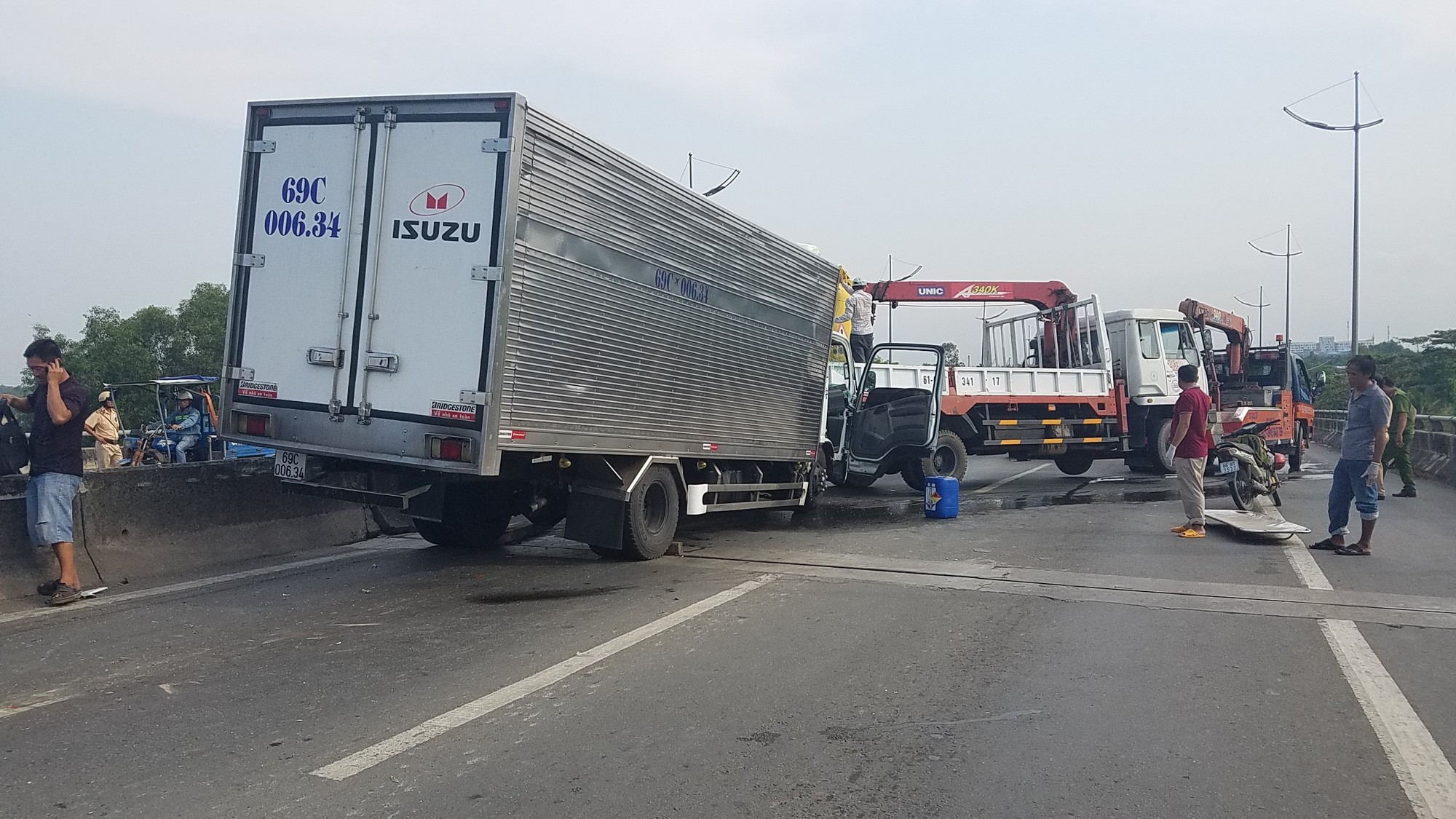 Xe tải tông nhau trên cầu, hai tài xế tử vong - Ảnh 3. Xe tải tông nhau trên cầu, hai tài xế tử vong - Ảnh 3.
