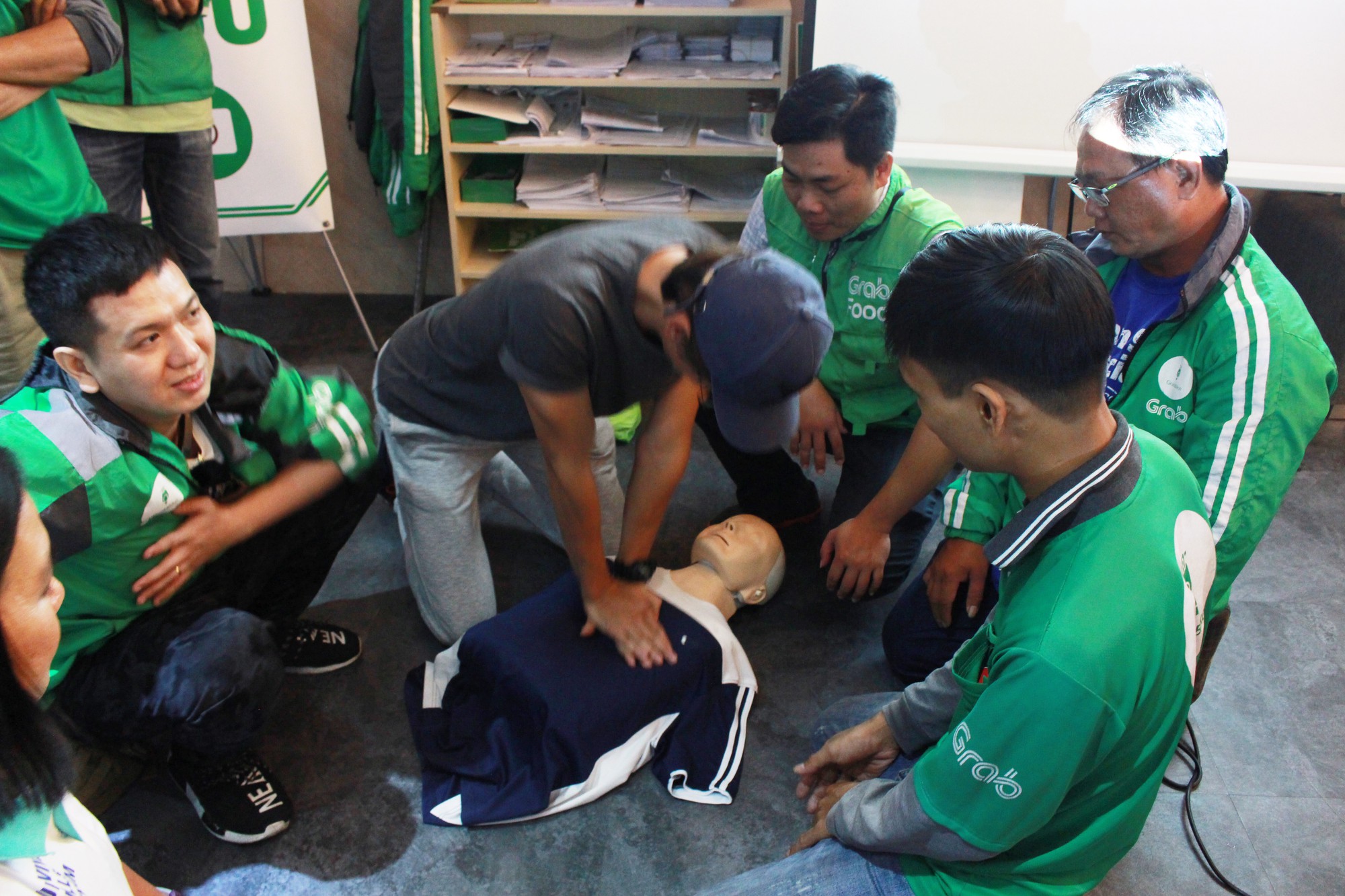 Tài xế Grab: Không tiếc nửa ngày học sơ cấp cứu, tôi được nhiều hơn số tiền kiếm được từ chạy xe - Ảnh 6. Tài xế Grab: Không tiếc nửa ngày học sơ cấp cứu, tôi được nhiều hơn số tiền kiếm được từ chạy xe - Ảnh 6.