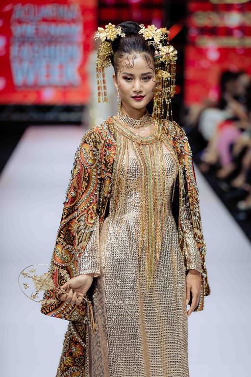 Những xu hướng thời trang nữ giới thống trị sàn diễn Tuần lễ thời trang Việt Nam 2019  - Ảnh 2.