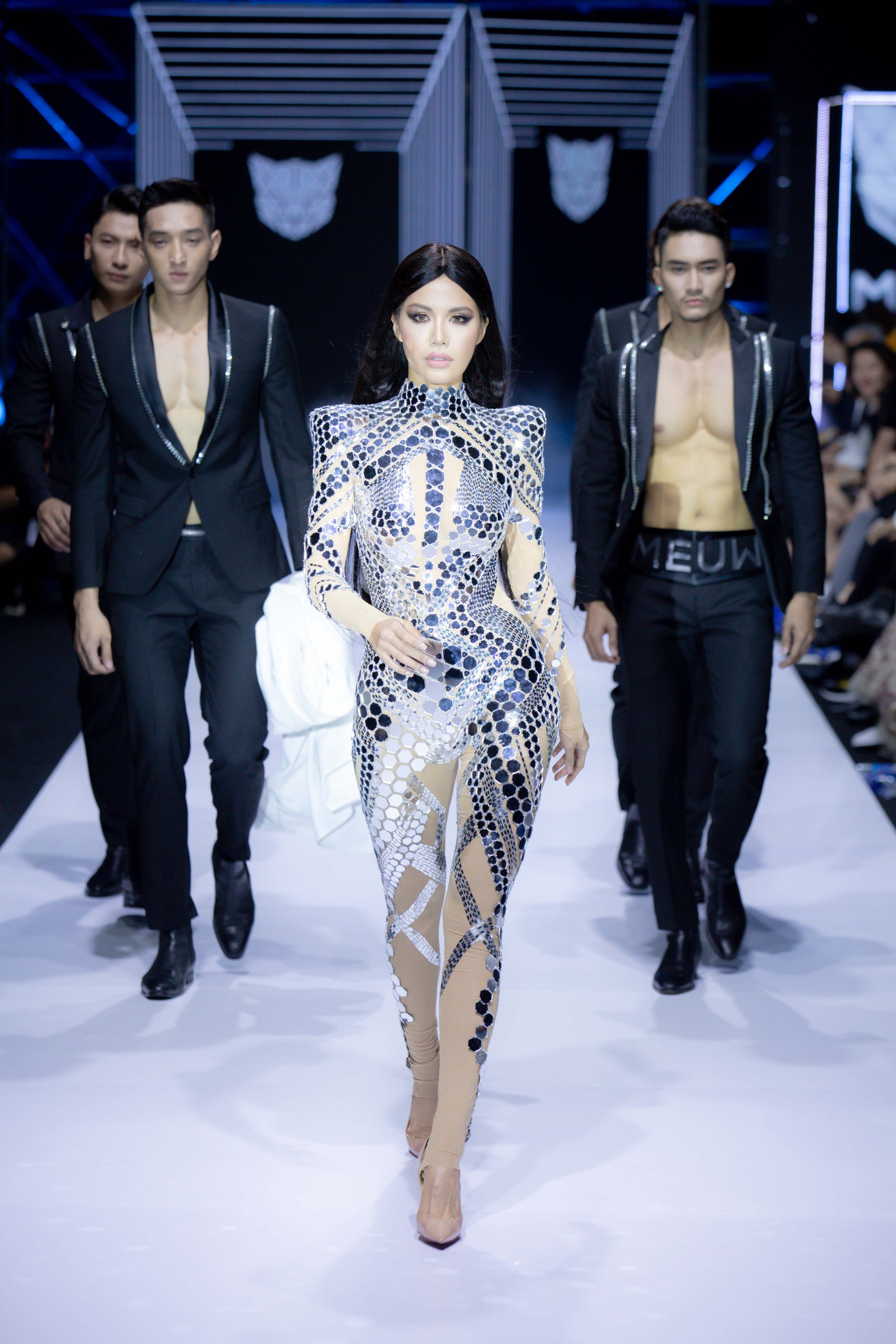 Những xu hướng thời trang nữ giới thống trị sàn diễn Tuần lễ thời trang Việt Nam 2019  - Ảnh 5.