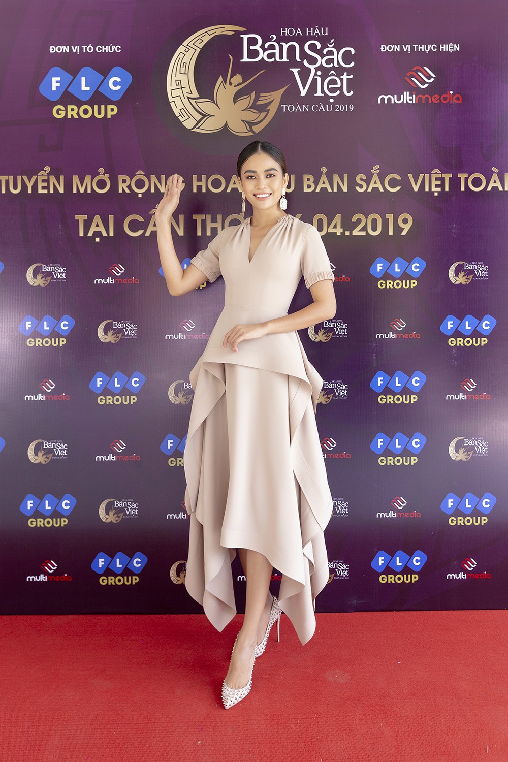 Mâu Thủy catwalk thị phạm cho thí sinh Hoa hậu bản sắc Việt toàn cầu 2019 - Ảnh 1. Mâu Thủy catwalk thị phạm cho thí sinh Hoa hậu bản sắc Việt toàn cầu 2019 - Ảnh 1.