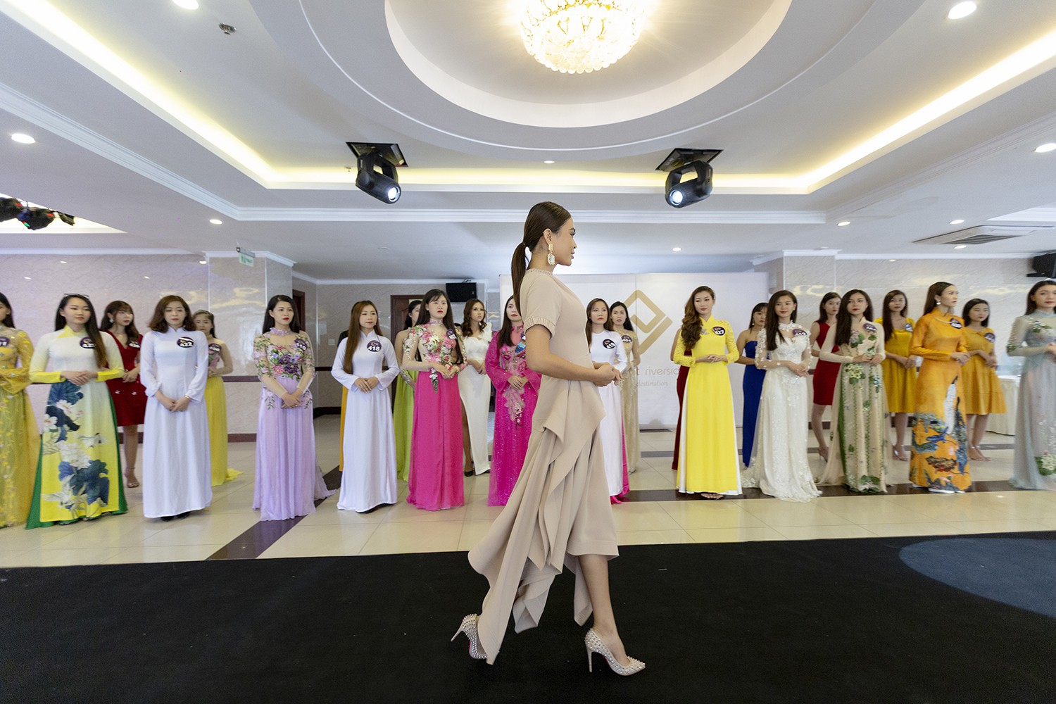 Mâu Thủy catwalk thị phạm cho thí sinh Hoa hậu bản sắc Việt toàn cầu 2019 - Ảnh 2. Mâu Thủy catwalk thị phạm cho thí sinh Hoa hậu bản sắc Việt toàn cầu 2019 - Ảnh 2.