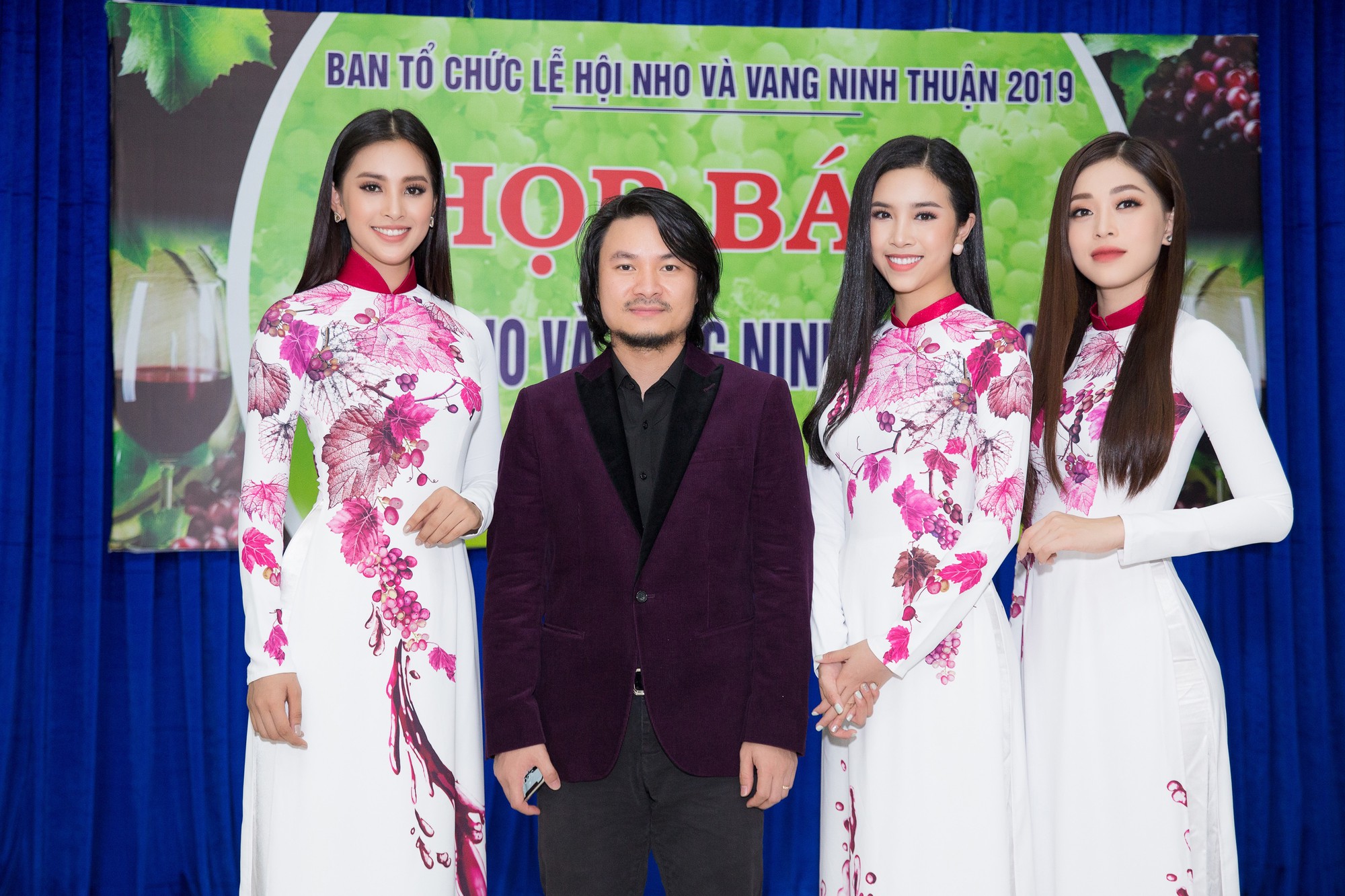 Top 3 Hoa hậu Việt Nam 2018 bắt tay đạo diễn Hoàng Nhật Nam trở thành nữ thần nho - Ảnh 2. Top 3 Hoa hậu Việt Nam 2018 bắt tay đạo diễn Hoàng Nhật Nam trở thành nữ thần nho - Ảnh 2.